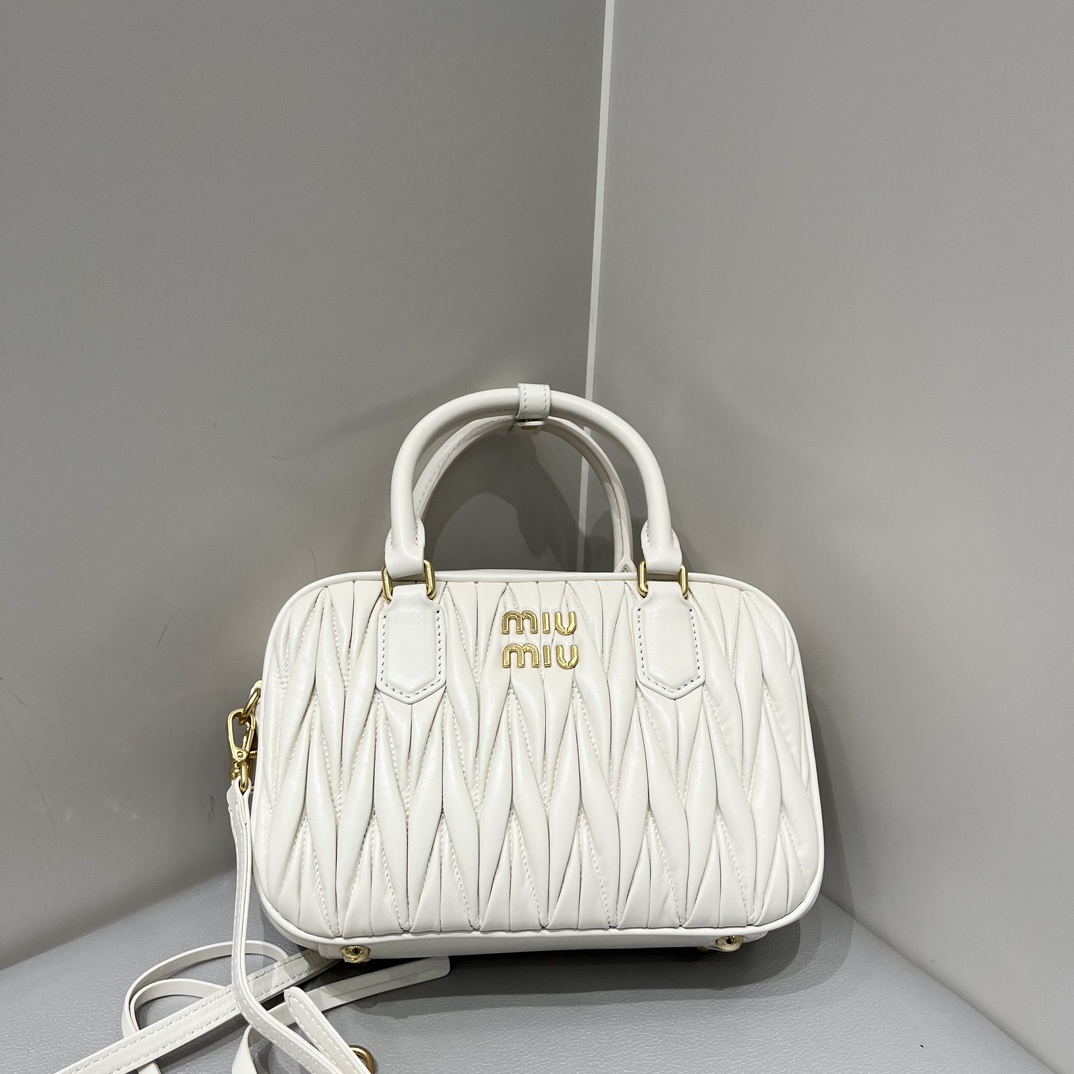 Miu Miu MiuMiu too pretty bowling ball. The classic brand's iconic Matelasse texture embroidery. The sheepskin quality is first-class and not che