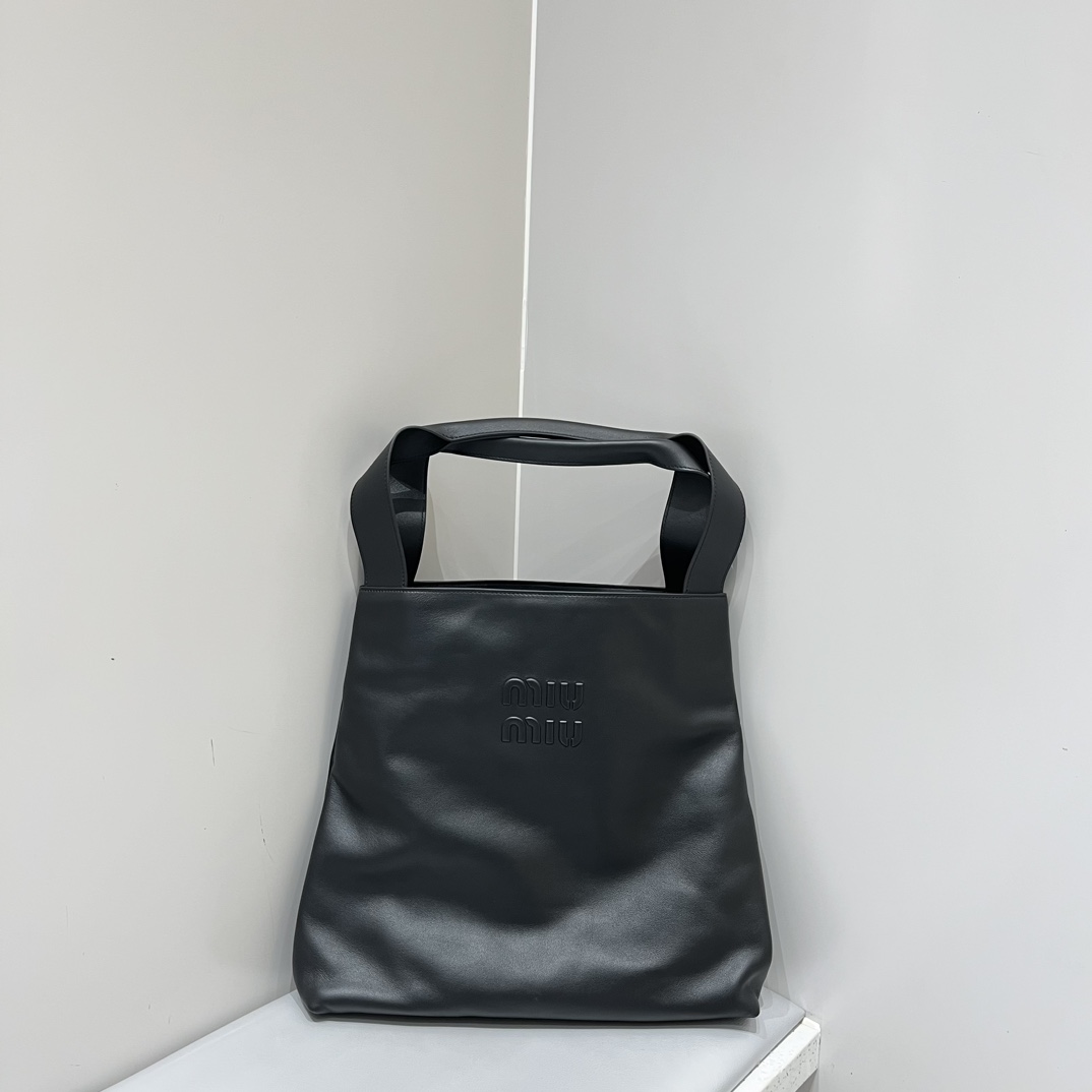 P920 MiuMiu gran bolso tote, piel negra, mismo estilo que el desfile, perezoso, casual, piel de ternero suave y ligera,…