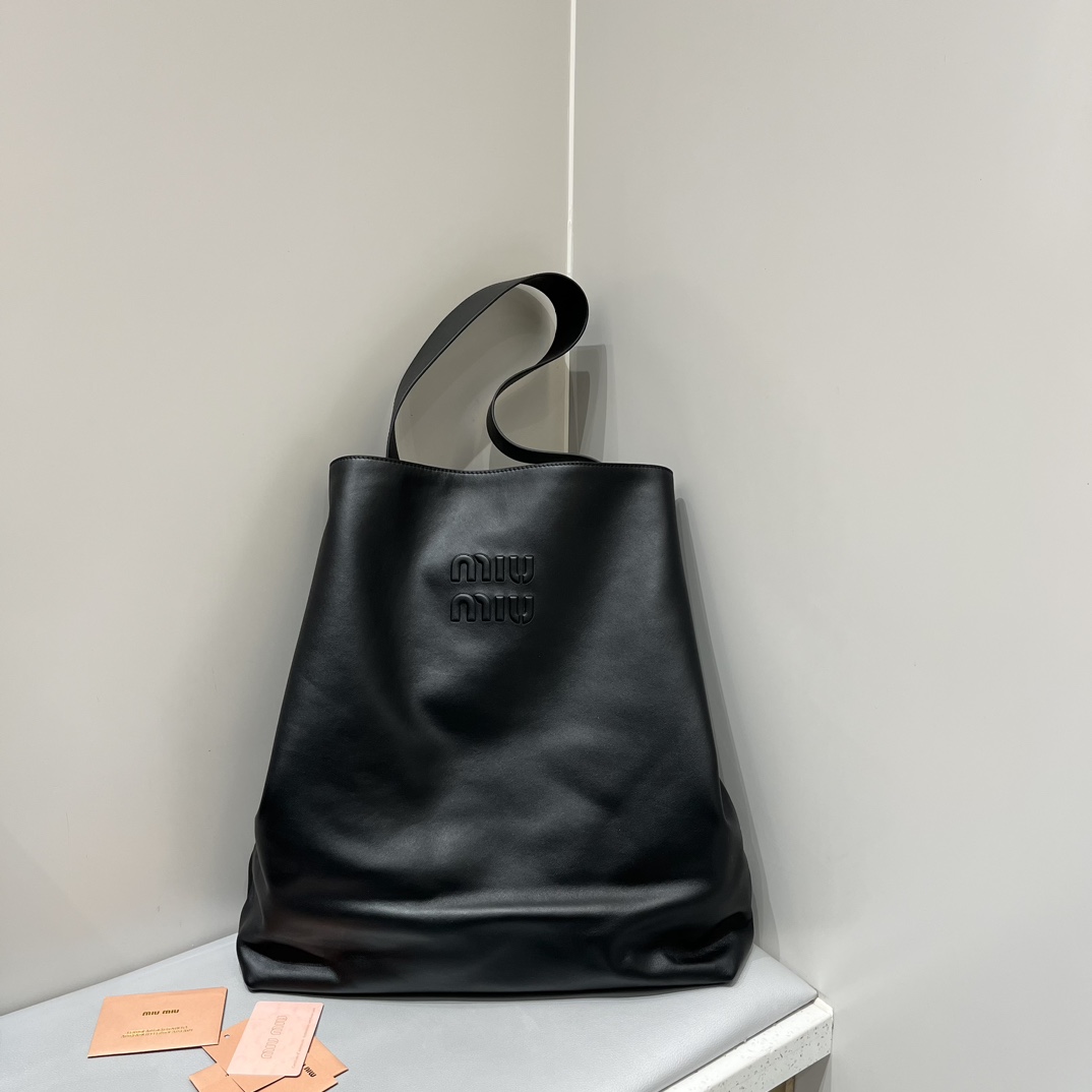 P830 MiuMiu shopping con correa de hombro, piel negra, mismo estilo que el desfile, perezoso, casual, piel de ternero s…