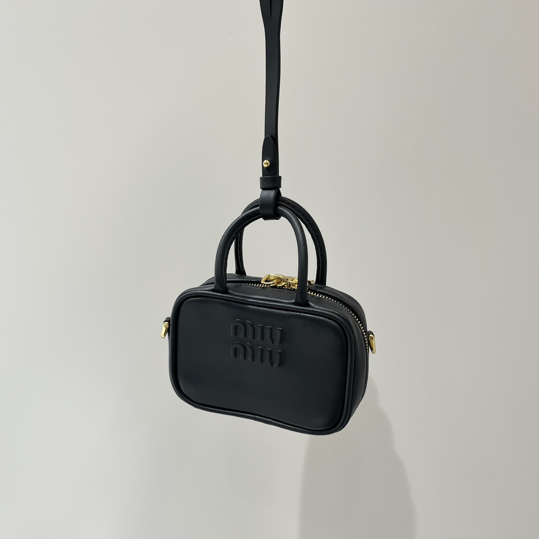 P370 piel de fábrica original MiuMiu mini maletín ya disponible, no puedo resistir las cosas mini, ¡qué lindo! ¿A quién…