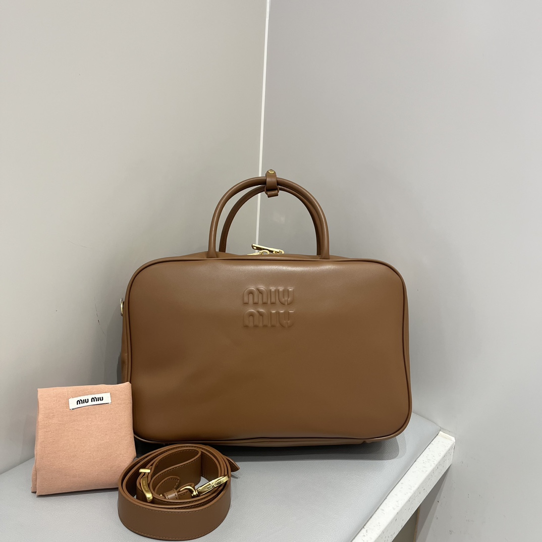 P900 segunda generación nuevo maletín MIUMIU color caramelo versión mejorada de mostrador, elegante y casual, miumiu ya…