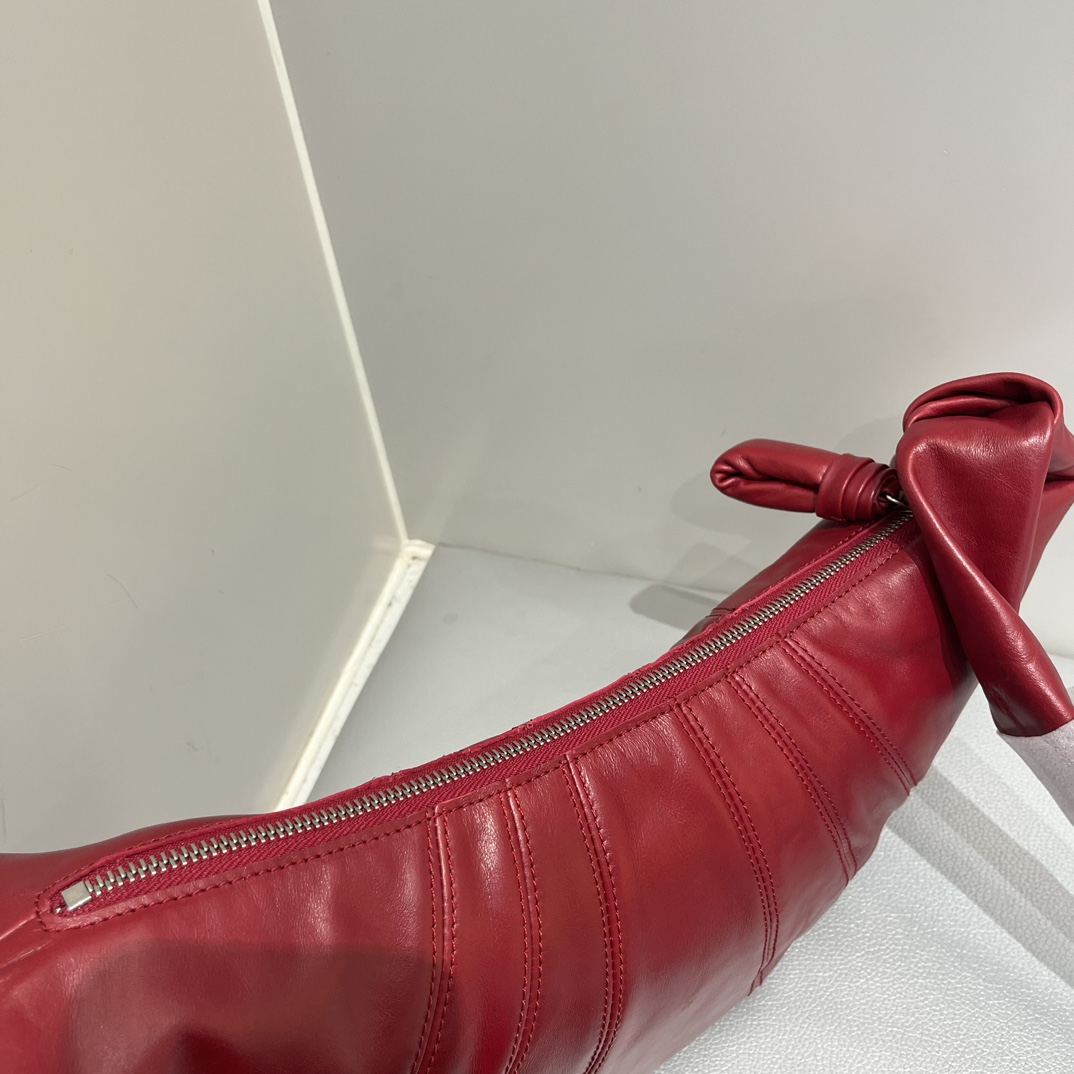 Original factory shipped Lemaire croissant. Wax red, a niche fanny bag. Young people dont know the scent of lemaire. It seems ordinary, but the a