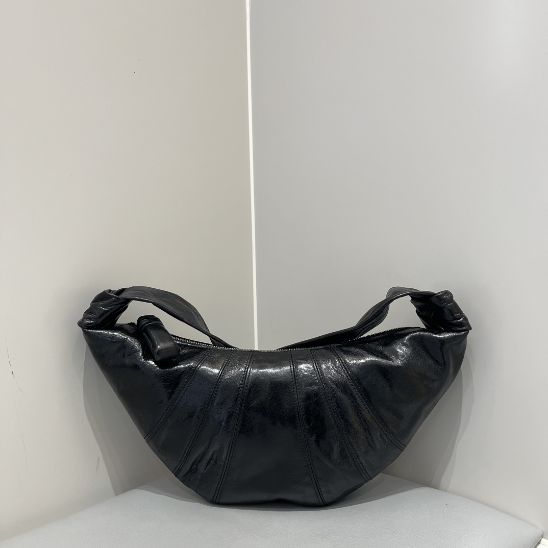 Original factory shipped Lemaire croissant. Wax black, a niche fanny bag. Young people dont know the scent of lemaire. It seems ordinary, but the