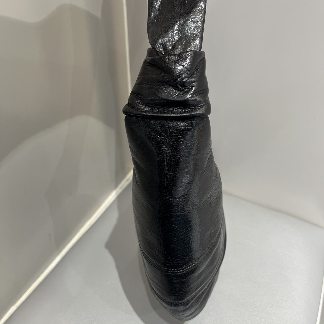 Original factory shipped Lemaire croissant. Wax black, a niche fanny bag. Young people dont know the scent of lemaire. It seems ordinary, but the