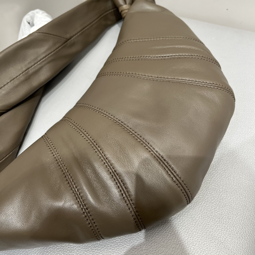 Original factory shipped Lemaire croissant. Cement gray niche waist bag. I didnt know the scent of lemaire when I was young. It seems ordinary, b