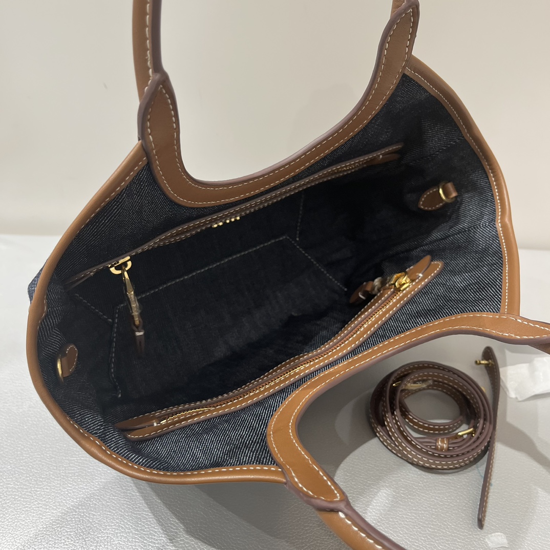 Miu Miu Trumpet details