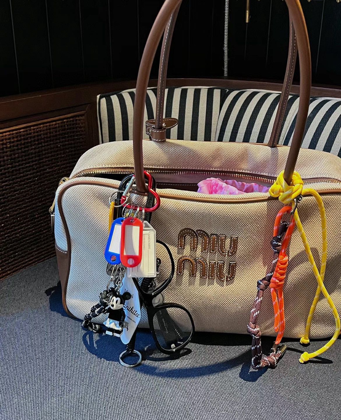 Miu miu small bag is light and easy to match with small accessories. Super Ness
