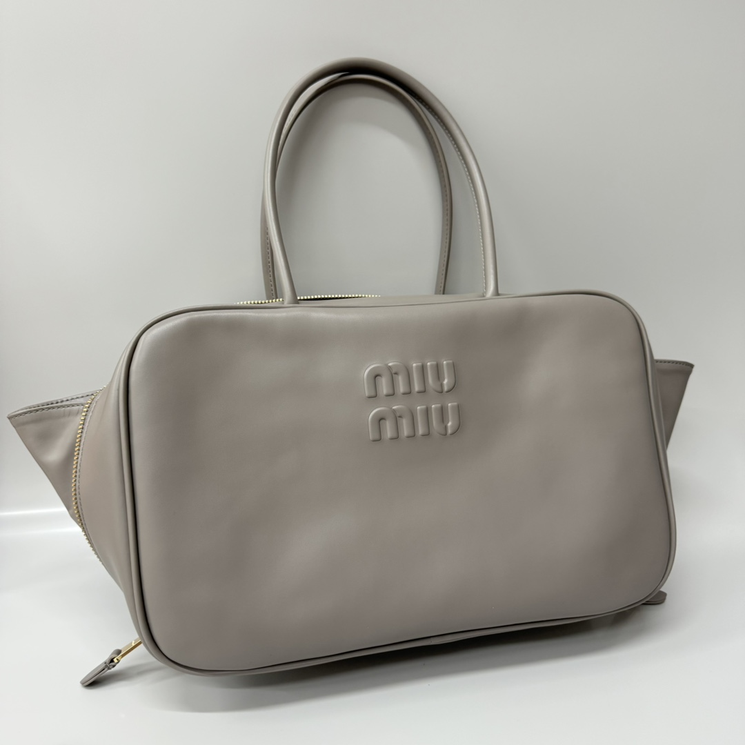 Miu Miu Product _dpMqfJNxr_Mm5ht_MYK7c6FUzYtJgxomfunryEA
