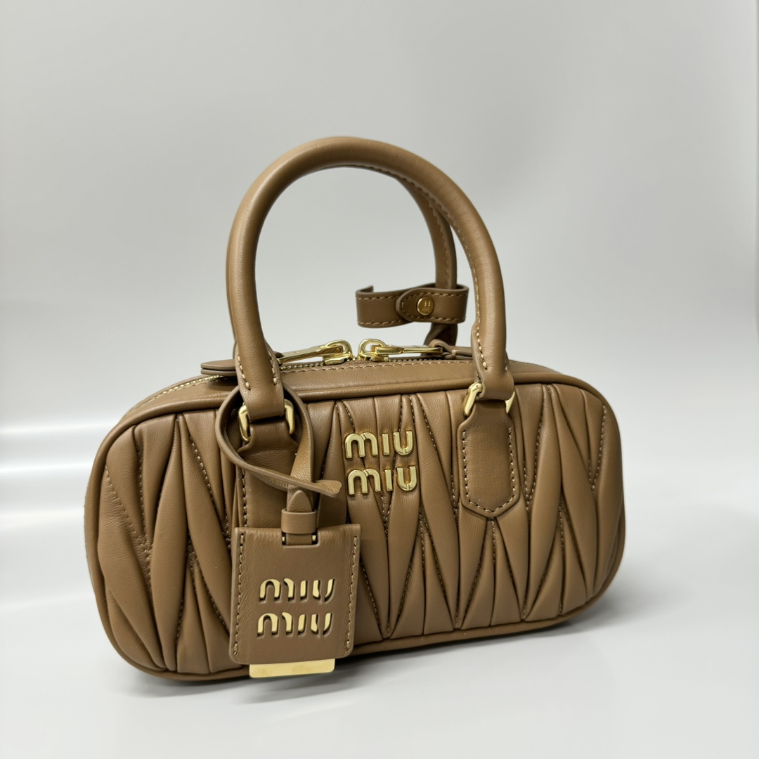 Miu Miu Product _dLWqfzThSmldFNklsNmqlYMuBdyhRLAooutkoRw