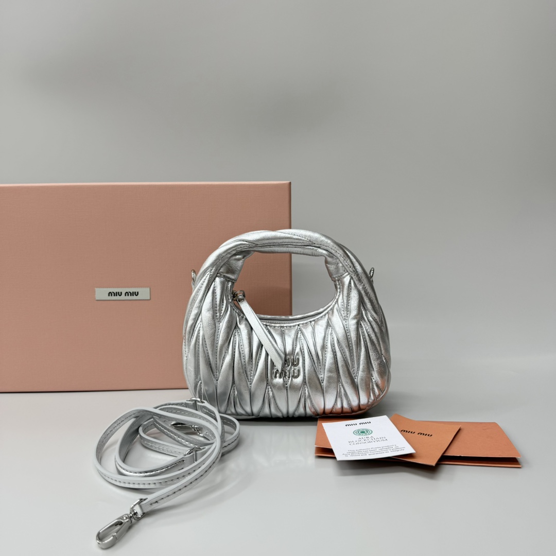 Miu Miu miumiu* wander hobo pleated bag. Zhang Yuanying's same style. Every major blogger's daily style. Customized lambskin feels soft. It can b