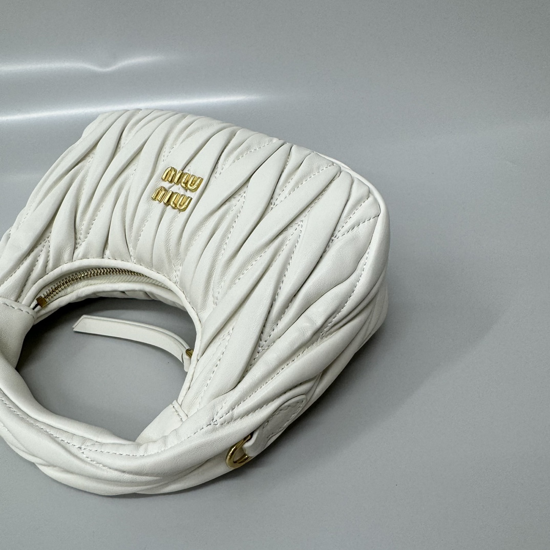 Miu Miu miumiu* wander hobo pleated bag. Zhang Yuanying's same style. Every major blogger's daily style. Customized lambskin feels soft. It can b