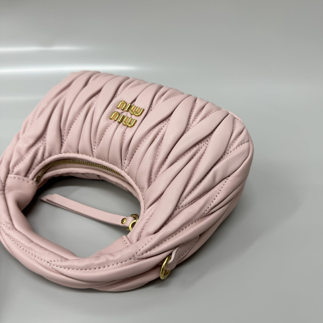 Miu Miu miumiu* wander hobo pleated bag. Zhang Yuanying's same style. Every major blogger's daily style. Customized lambskin feels soft. It can b