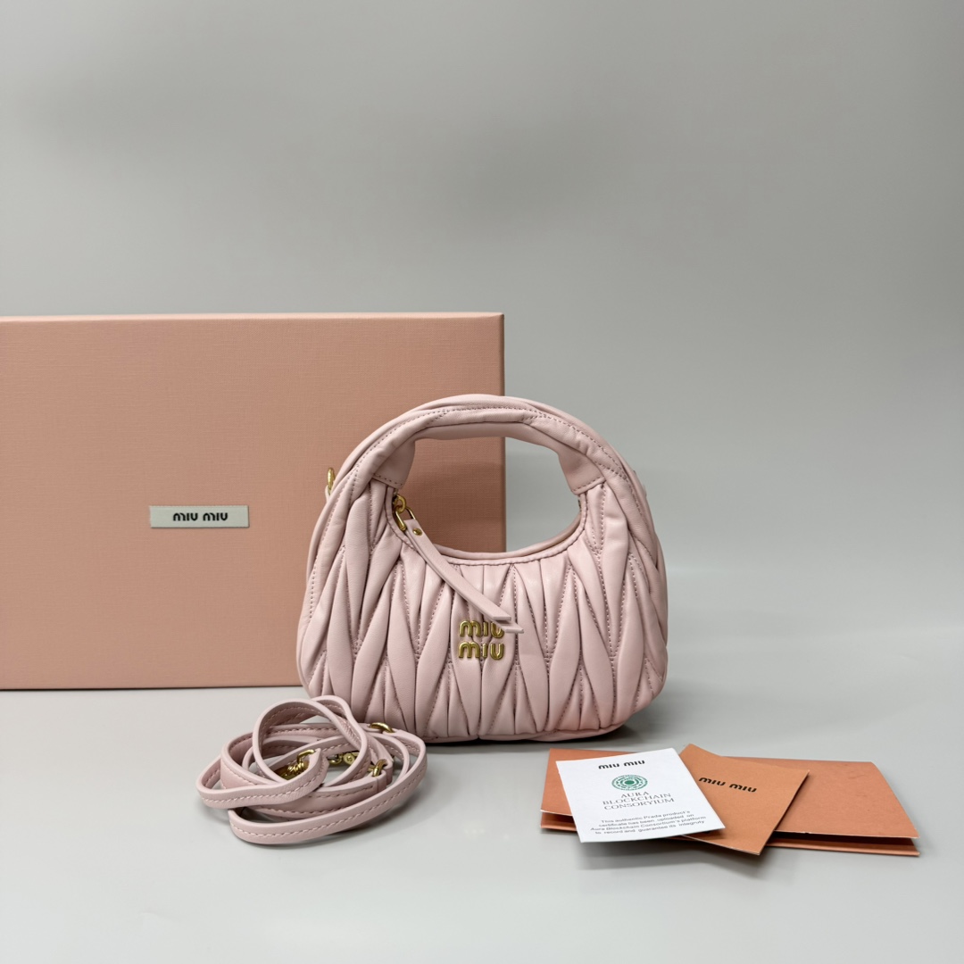 Miu Miu miumiu* wander hobo pleated bag. Zhang Yuanying's same style. Every major blogger's daily style. Customized lambskin feels soft. It can b