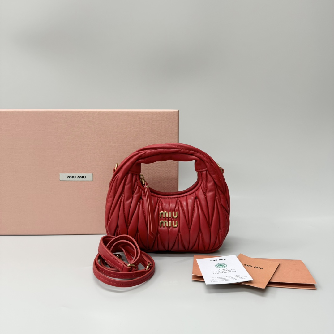 Miu Miu miumiu* wander hobo pleated bag. Zhang Yuanying's same style. Every major blogger's daily style. Customized lambskin feels soft. It can b