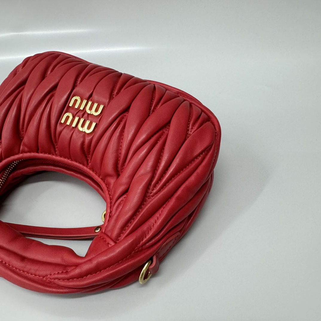 Miu Miu miumiu* wander hobo pleated bag. Zhang Yuanying's same style. Every major blogger's daily style. Customized lambskin feels soft. It can b