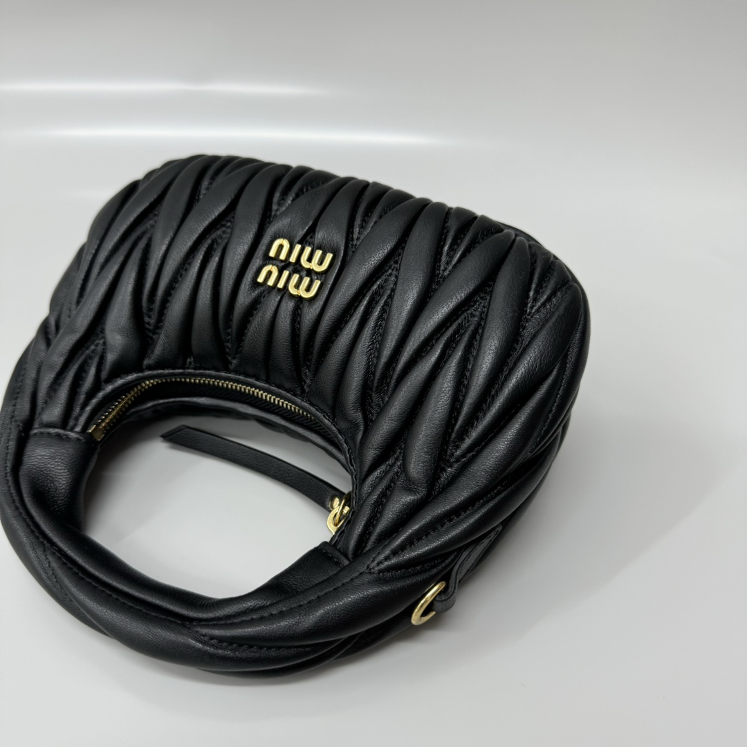 Miu Miu miumiu* wander hobo pleated bag. Zhang Yuanying's same style. Every major blogger's daily style. Customized lambskin feels soft. It can b