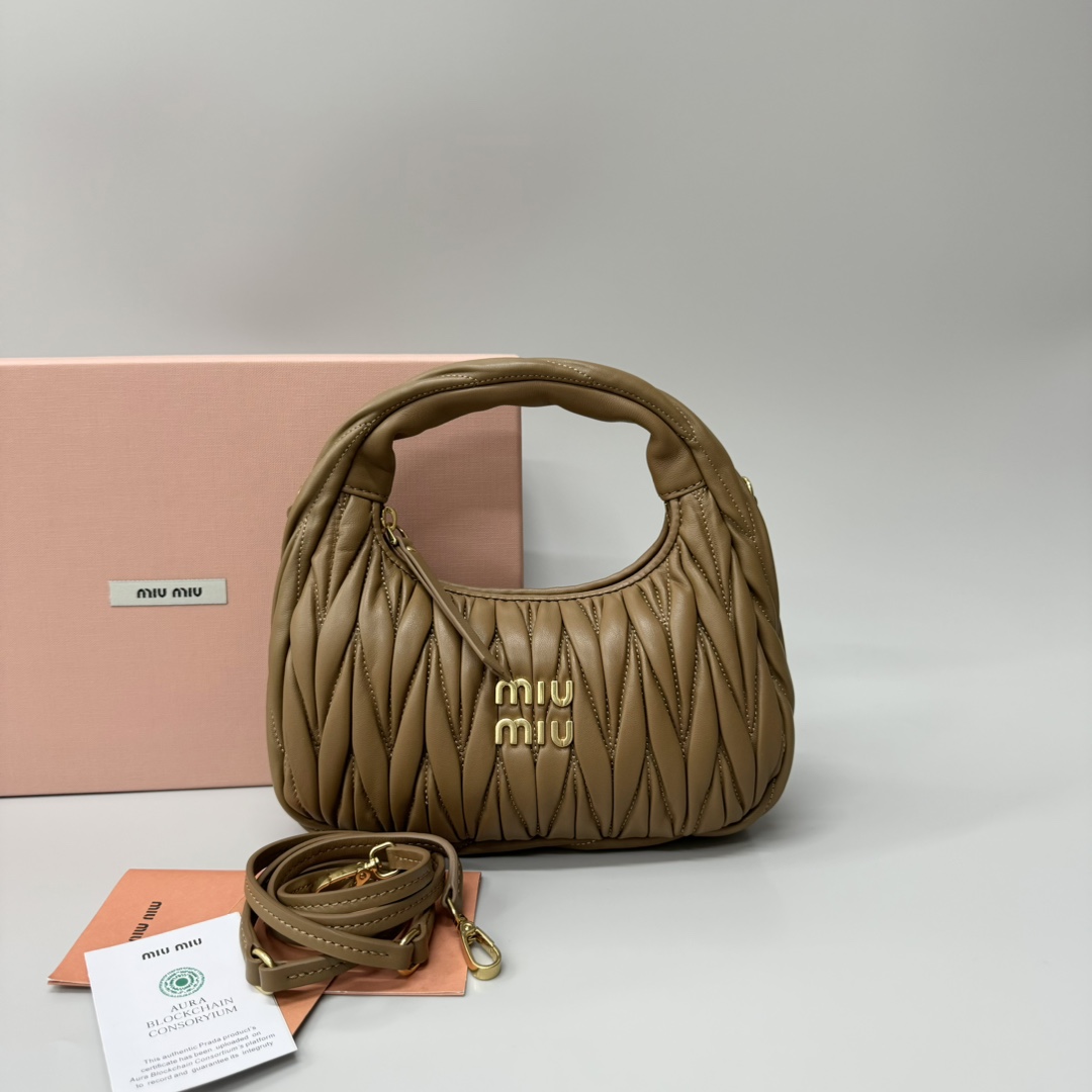 Miu Miu miumiu* wander hobo pleated bag. Zhang Yuanying's same style. Every major blogger's daily style. Customized lambskin feels soft. It can b