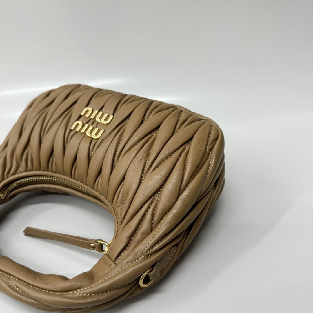 Miu Miu miumiu* wander hobo pleated bag. Zhang Yuanying's same style. Every major blogger's daily style. Customized lambskin feels soft. It can b
