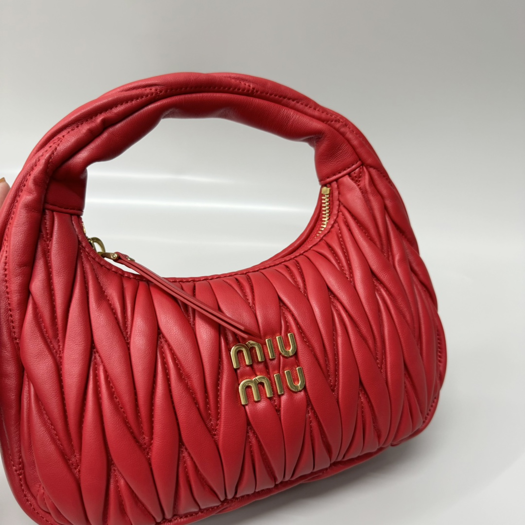 Miu Miu miumiu* wander hobo pleated bag. Zhang Yuanying's same style. Every major blogger's daily style. Customized lambskin feels soft. It can b