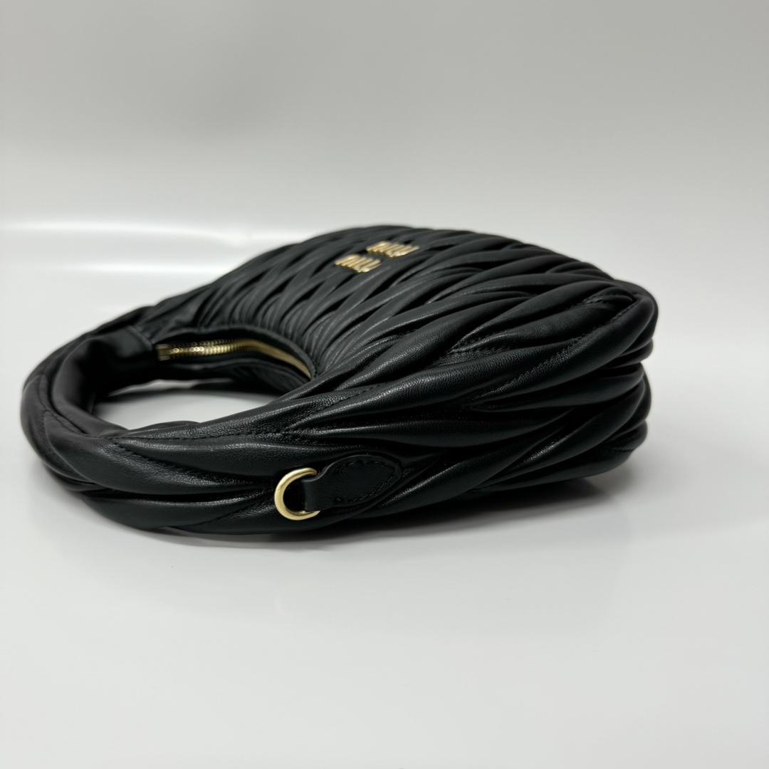Miu Miu miumiu* wander hobo pleated bag. Zhang Yuanying's same style. Every major blogger's daily style. Customized lambskin feels soft. It can b