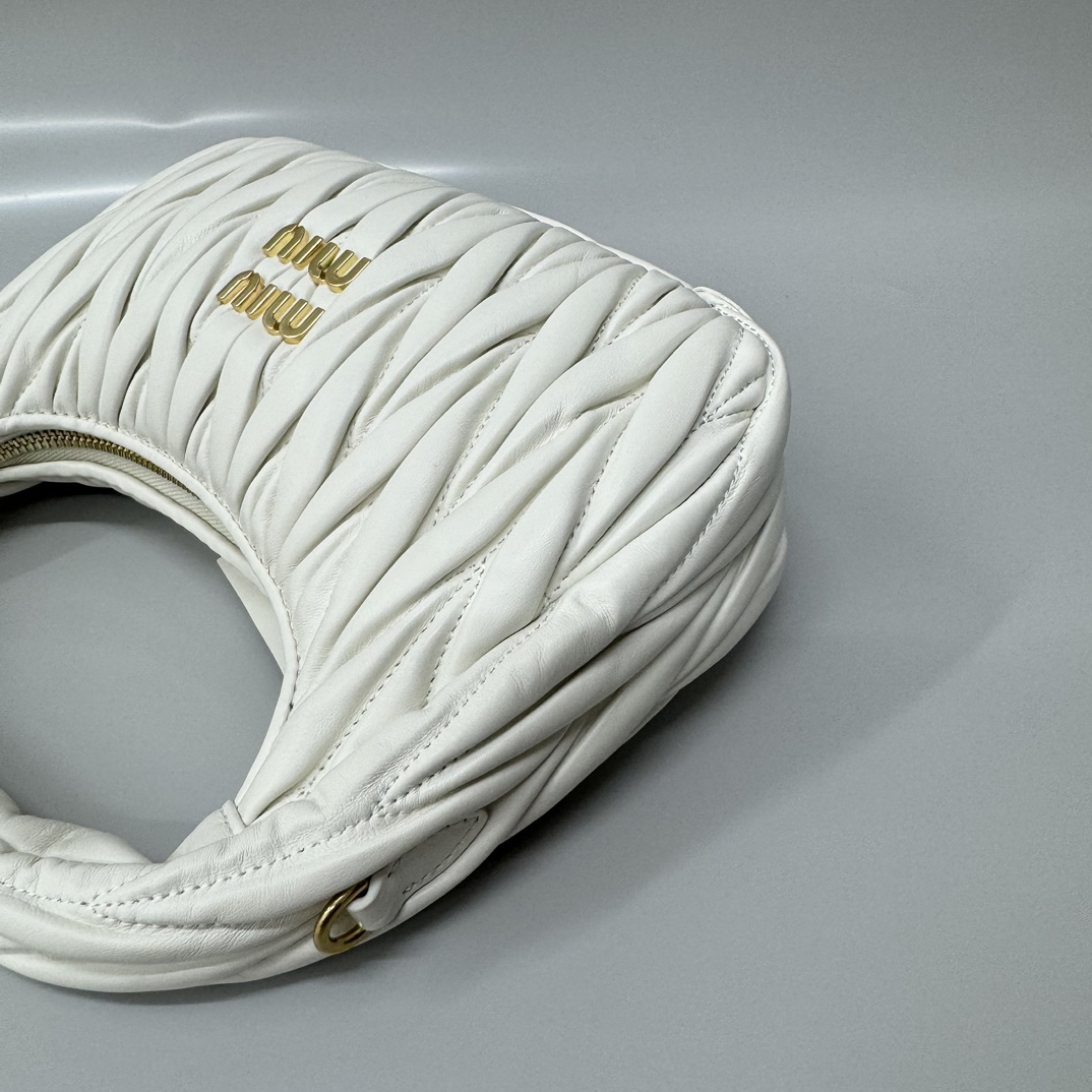 Miu Miu miumiu* wander hobo pleated bag. Zhang Yuanying's same style. Every major blogger's daily style. Customized lambskin feels soft. It can b