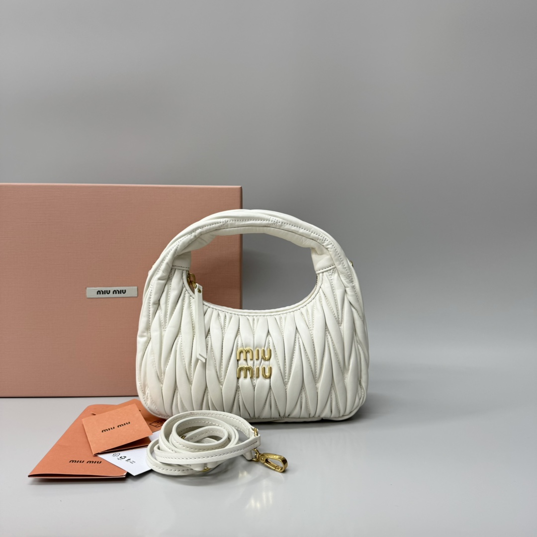 Miu Miu miumiu* wander hobo pleated bag. Zhang Yuanying's same style. Every major blogger's daily style. Customized lambskin feels soft. It can b