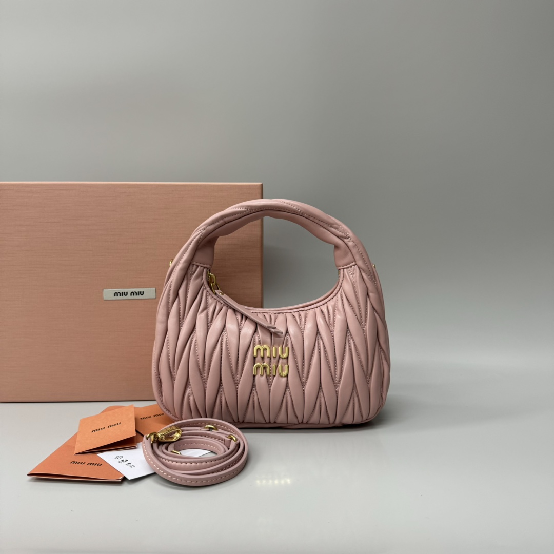 Miu Miu miumiu* wander hobo pleated bag. Zhang Yuanying's same style. Every major blogger's daily style. Customized lambskin feels soft. It can b