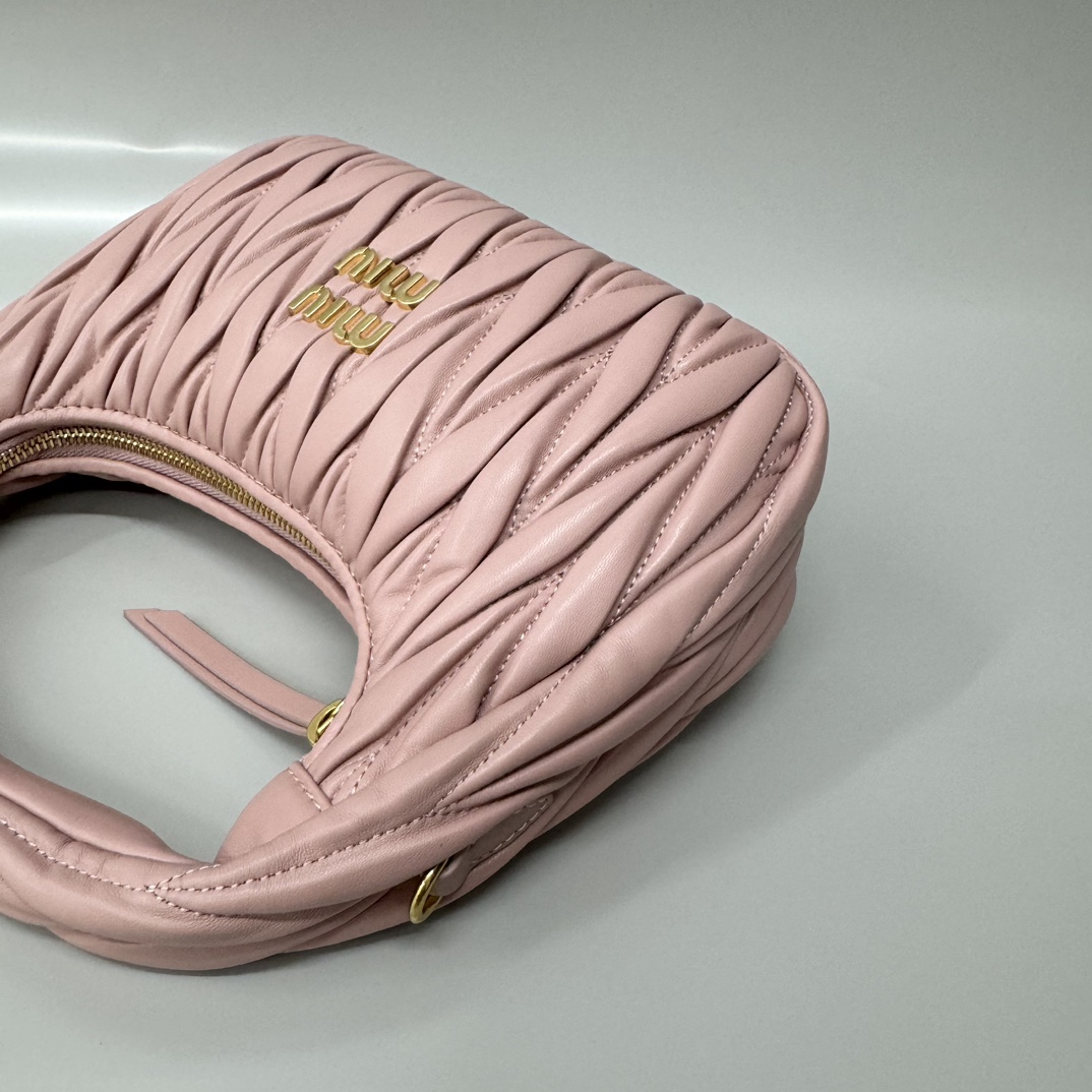 Miu Miu miumiu* wander hobo pleated bag. Zhang Yuanying's same style. Every major blogger's daily style. Customized lambskin feels soft. It can b
