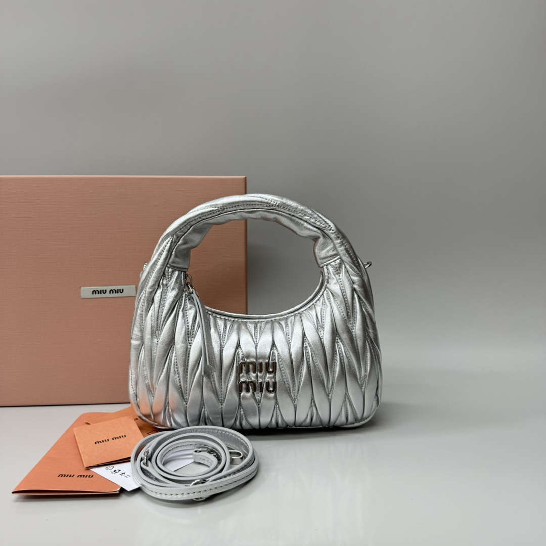 Miu Miu Product _dj4qfU-N58pEw147kzWlfiyGh8dmbVRIe-4pjoA