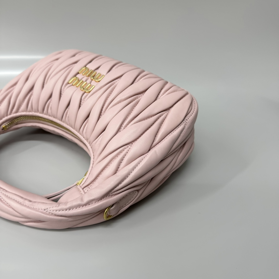 Miu Miu miumiu* wander hobo pleated bag. Zhang Yuanying's same style. Every major blogger's daily style. Customized lambskin feels soft. It can b