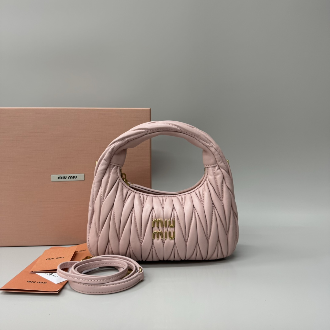 Miu Miu miumiu* wander hobo pleated bag. Zhang Yuanying's same style. Every major blogger's daily style. Customized lambskin feels soft. It can b