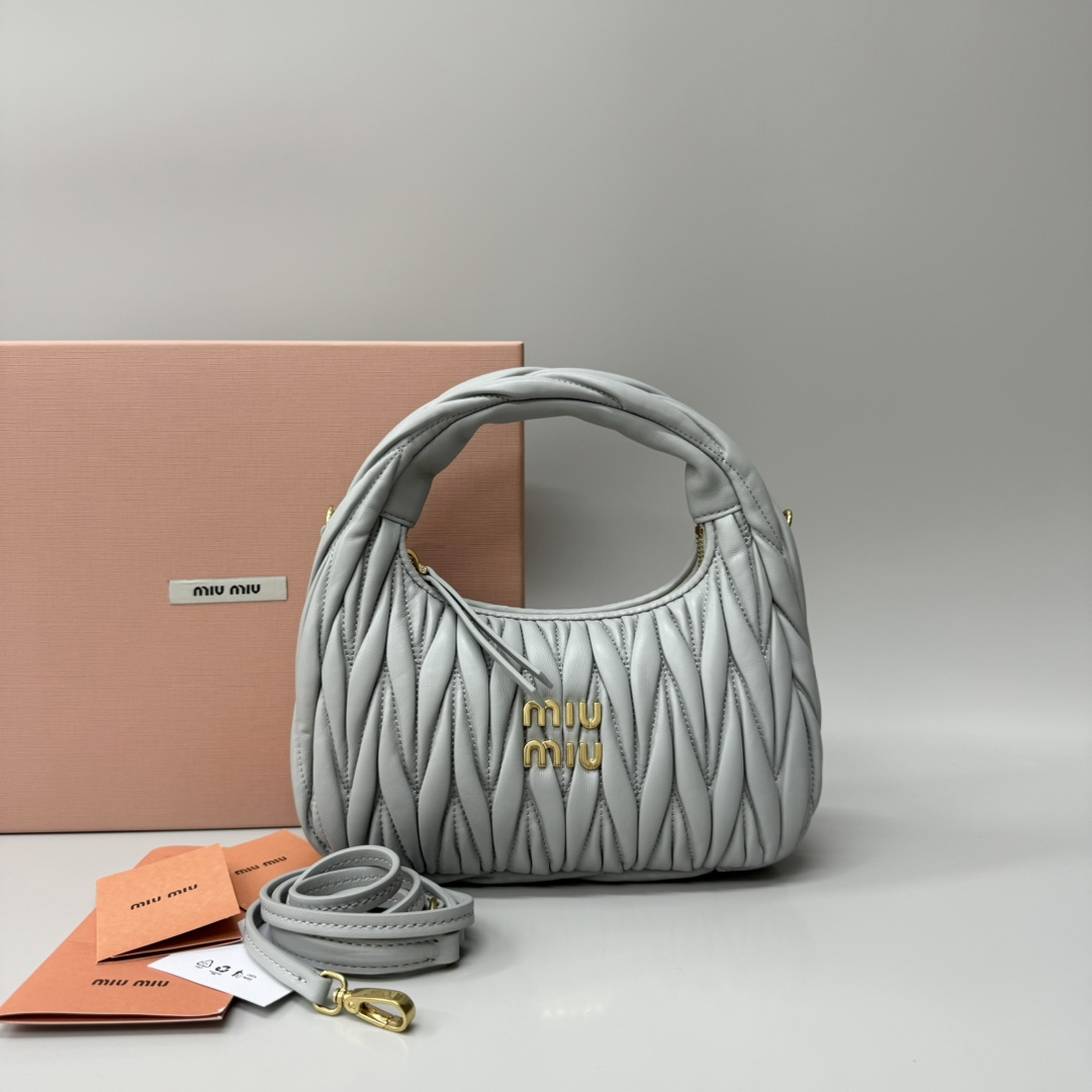 Miu Miu miumiu* wander hobo pleated bag. Zhang Yuanying's same style. Every major blogger's daily style. Customized lambskin feels soft. It can b