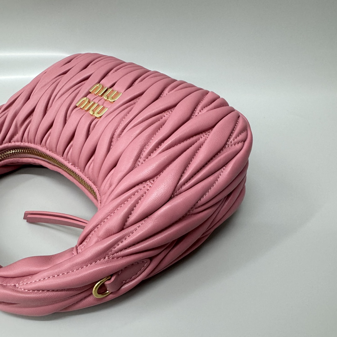 Miu Miu miumiu* wander hobo pleated bag. Zhang Yuanying's same style. Every major blogger's daily style. Customized lambskin feels soft. It can b