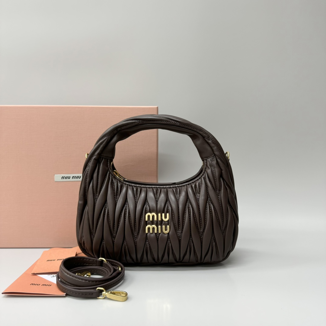 Miu Miu miumiu* wander hobo pleated bag. Zhang Yuanying's same style. Every major blogger's daily style. Customized lambskin feels soft. It can b
