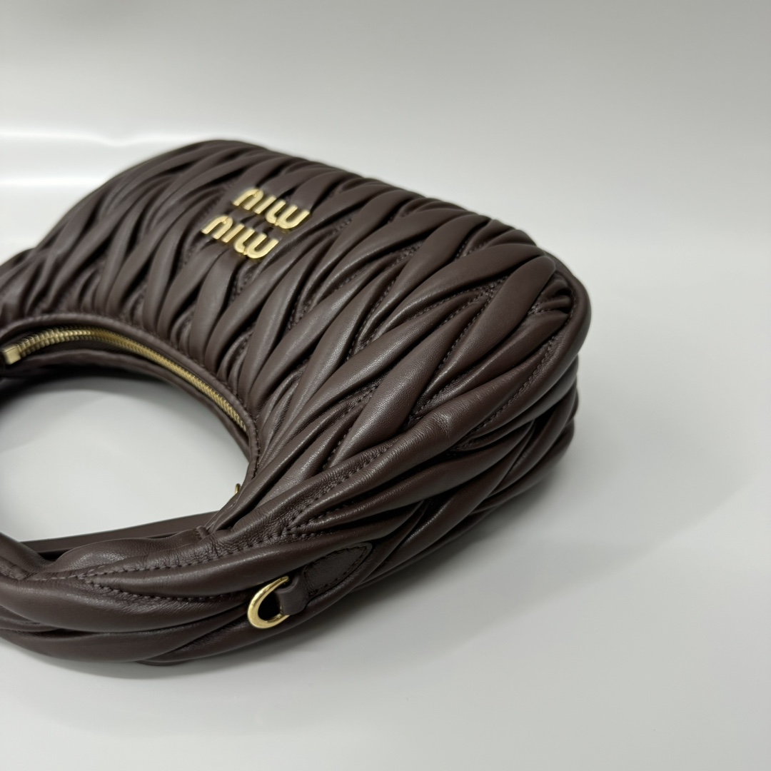 Miu Miu miumiu* wander hobo pleated bag. Zhang Yuanying's same style. Every major blogger's daily style. Customized lambskin feels soft. It can b