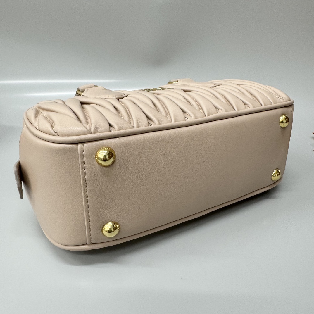 Miu Miu MiuMiurectangular pleated bowling ball