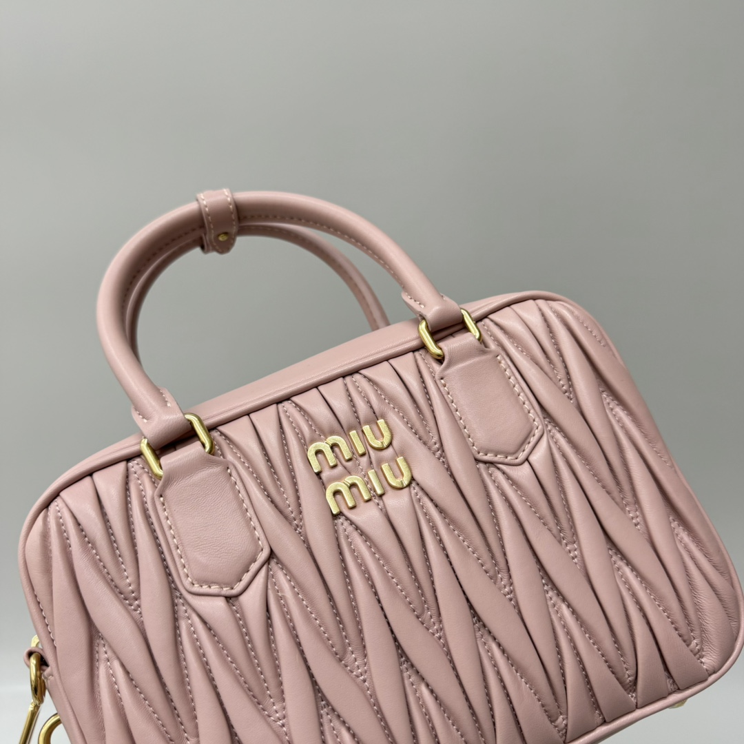 Miu Miu miumiu*too pretty bowling handbag. The classic brands iconic Matelasse texture embroidery. Customized sheepskin. Retro frosted hardware.