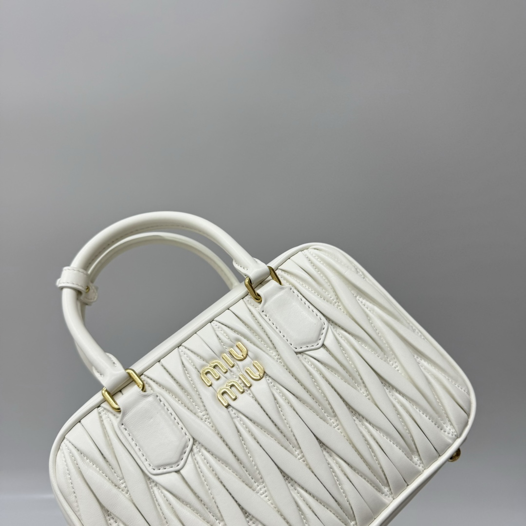 Miu Miu miumiu*too pretty bowling handbag. The classic brands iconic Matelasse texture embroidery. Customized sheepskin. Retro frosted hardware.