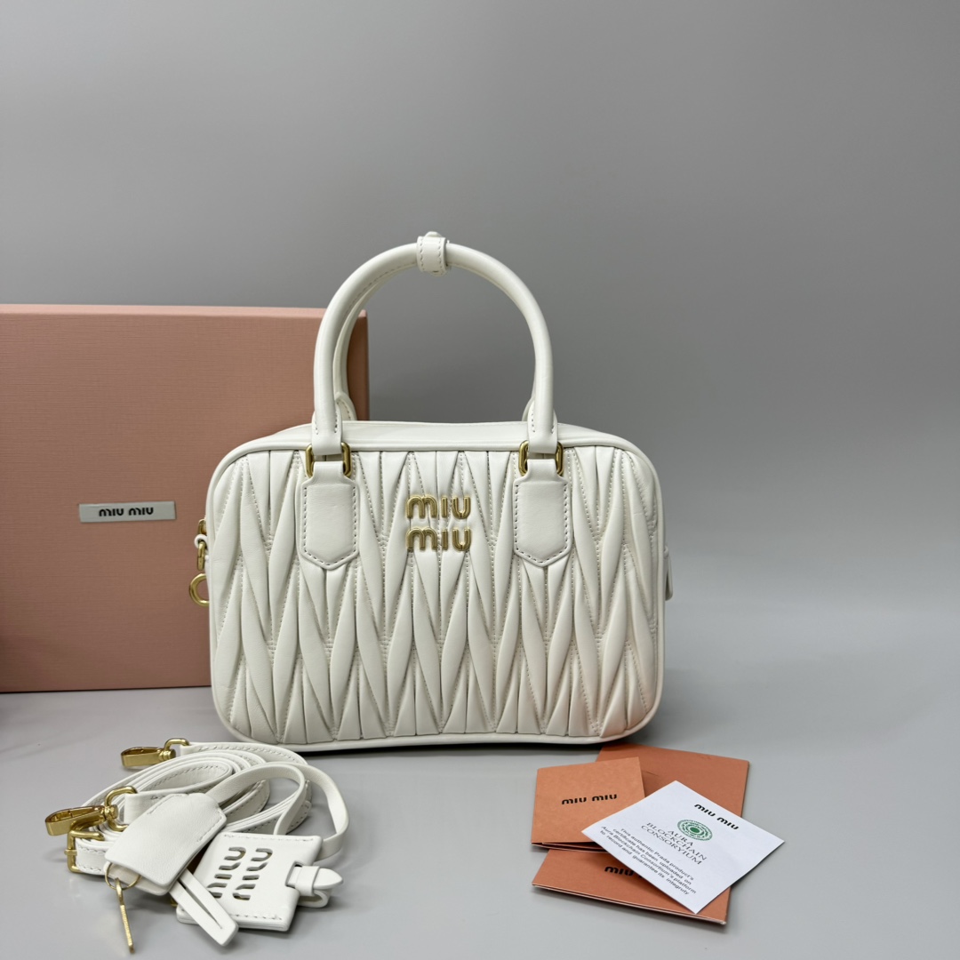 Miu Miu miumiu*too pretty bowling handbag. The classic brands iconic Matelasse texture embroidery. Customized sheepskin. Retro frosted hardware.