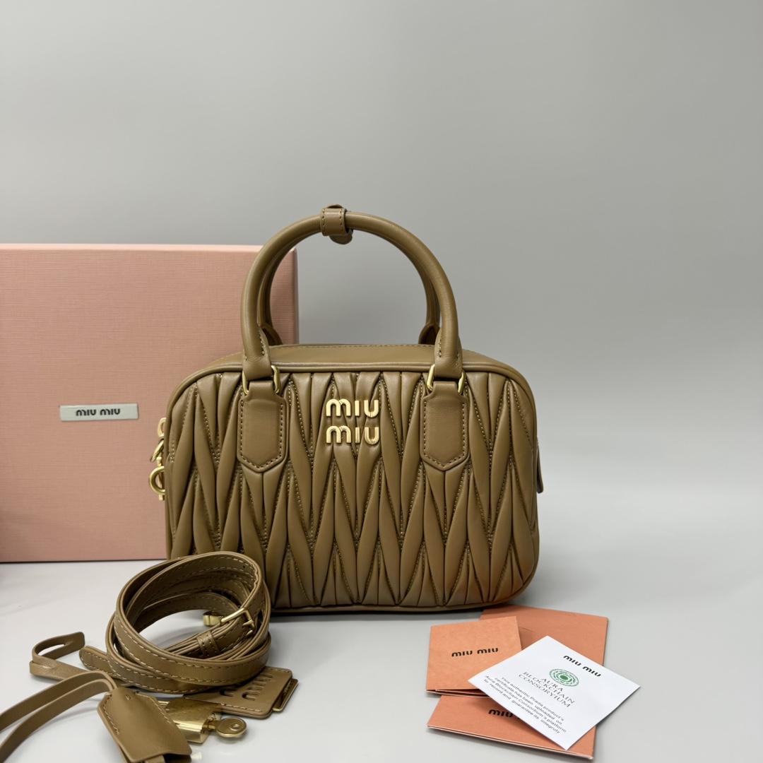 Miu Miu miumiu*too pretty bowling handbag. The classic brands iconic Matelasse texture embroidery. Customized sheepskin. Retro frosted hardware.