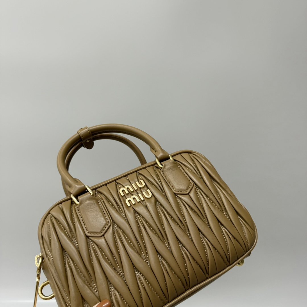 Miu Miu miumiu*too pretty bowling handbag. The classic brands iconic Matelasse texture embroidery. Customized sheepskin. Retro frosted hardware.
