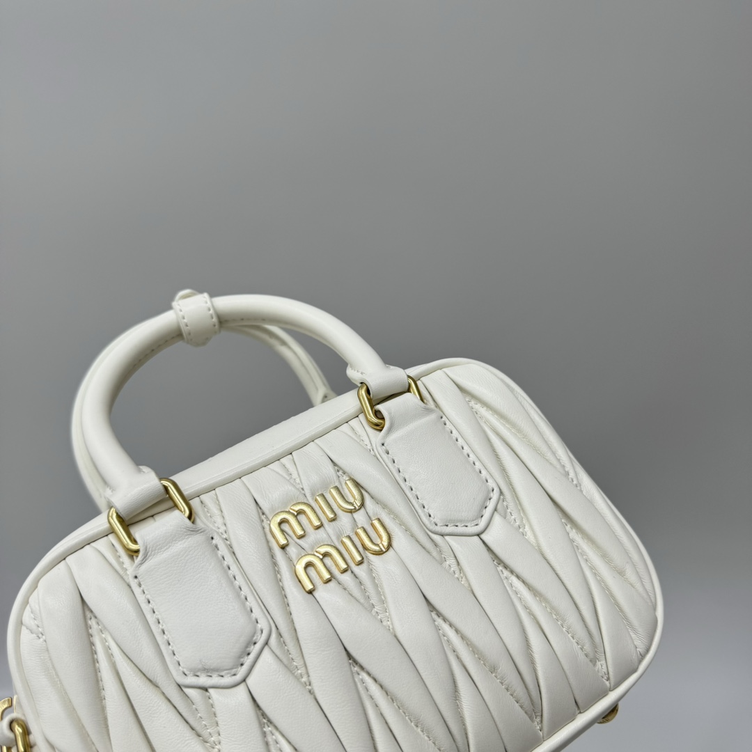 Miu Miu miumiu*too pretty bowling handbag. The classic brands iconic Matelasse texture embroidery. Customized sheepskin. Retro frosted hardware.