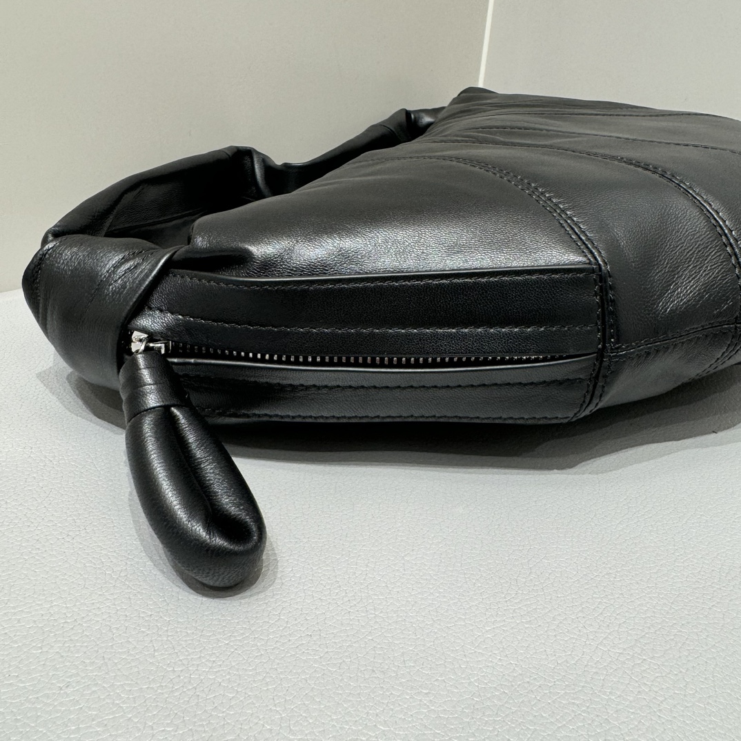 Lemaire 24ss new product (armpit bag) first released at the rare matching counter