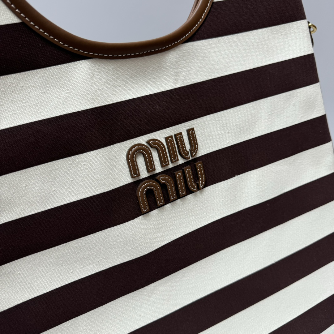 Miu Miu MiuMiu striped hobo Isetan limited edition Tote bag "ivy miu" series vertical version The bag shape looks cute, lazy and elegant, the out
