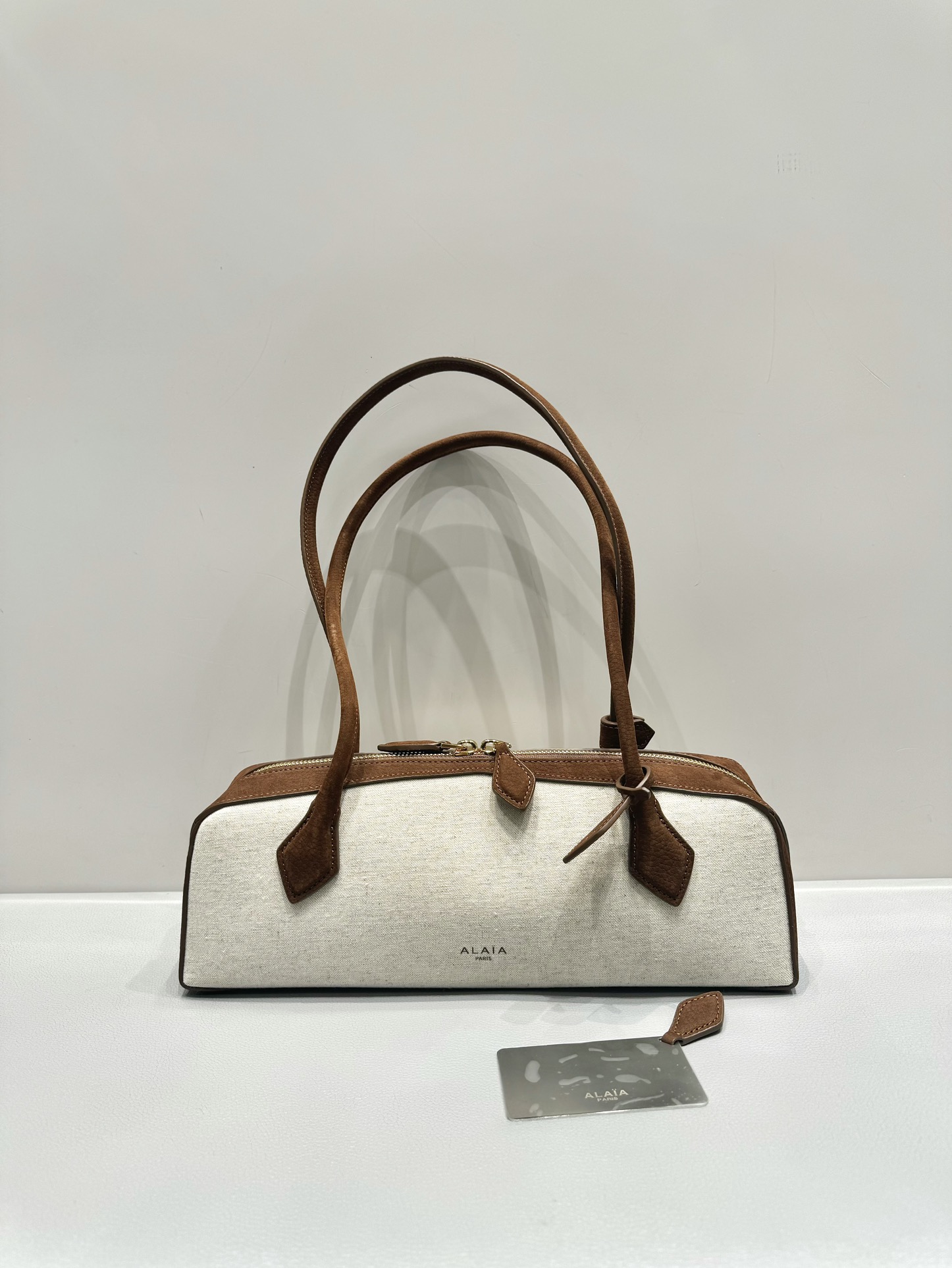 Alaia Le teckel sausage bag brown canvas
It is favored by celebrities, celebrities and bloggers at home and abroad. It is irresistible. It is practical, durable, fashionable and has great texture. The whole bag is very delicate and cool. It has a high repeatability. It has become the most versatile bag for commuting.
size:32+10+13
original packaging