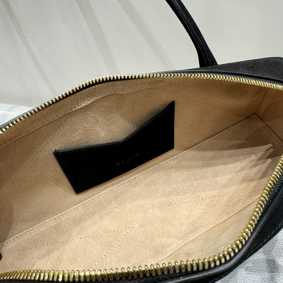 Alaia Le teckel sausage bag suede and canvas
It is favored by celebrities, celebrities and bloggers at home and abroad. It is irresistible. It is practical, durable, fashionable and has great texture. The whole bag is very delicate and cool. It has a high repeatability. It has become the most versatile bag for commuting.
size：32+10+13
original packaging photo 1