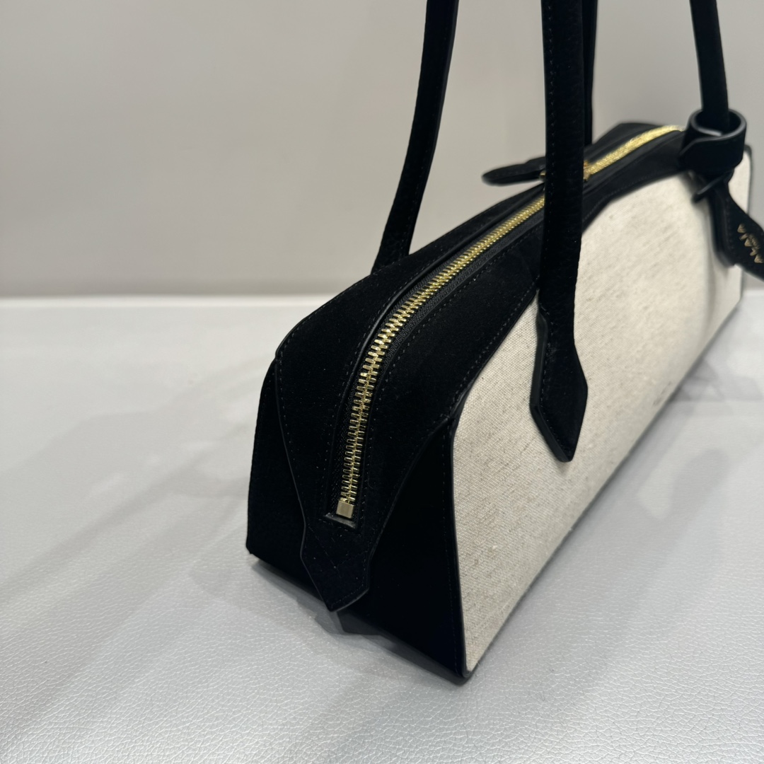 Alaia Le teckel sausage bag suede and canvas
It is favored by celebrities, celebrities and bloggers at home and abroad. It is irresistible. It is practical, durable, fashionable and has great texture. The whole bag is very delicate and cool. It has a high repeatability. It has become the most versatile bag for commuting.
size：32+10+13
original packaging photo 3
