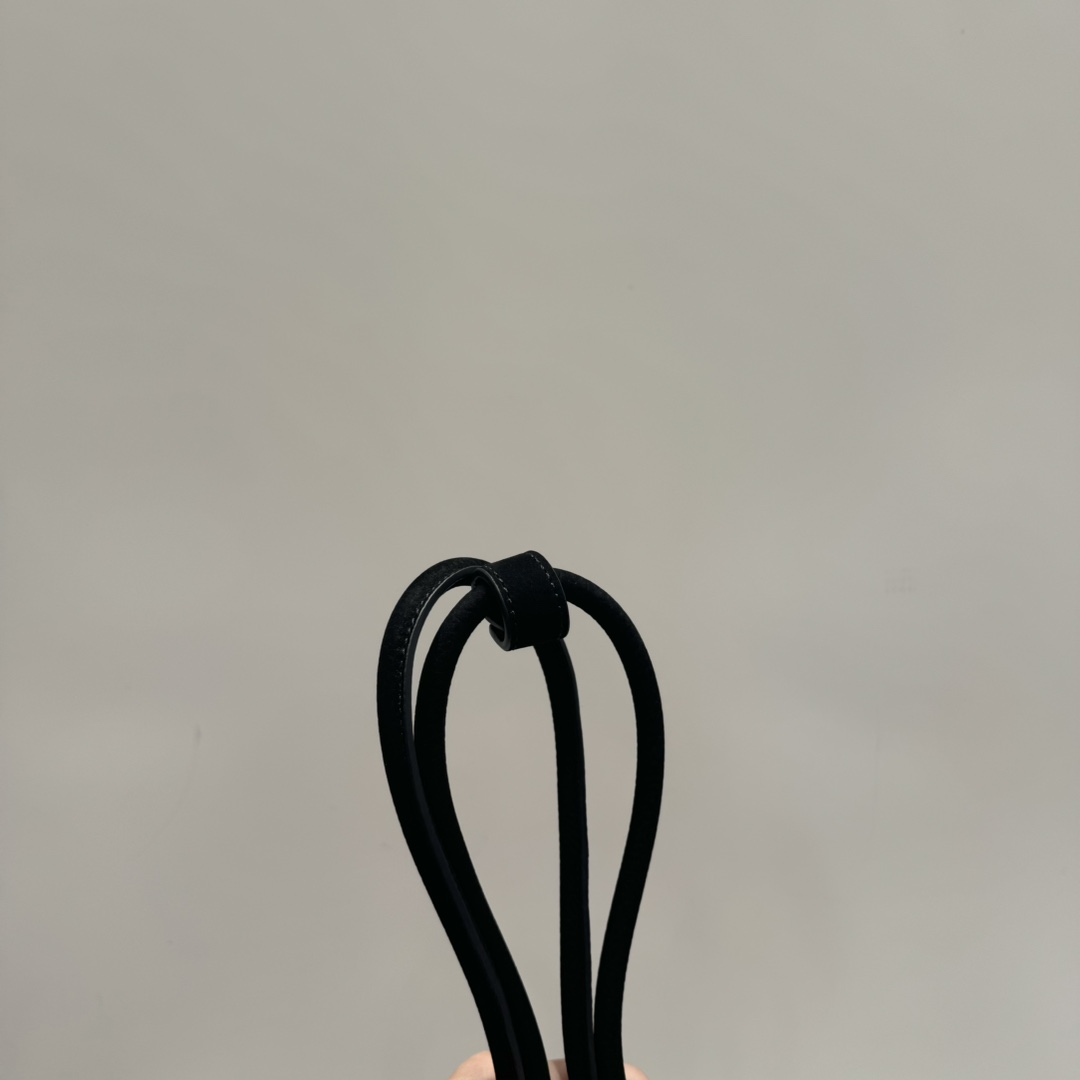Alaia Le teckel sausage bag suede and canvas
It is favored by celebrities, celebrities and bloggers at home and abroad. It is irresistible. It is practical, durable, fashionable and has great texture. The whole bag is very delicate and cool. It has a high repeatability. It has become the most versatile bag for commuting.
size：32+10+13
original packaging photo 4