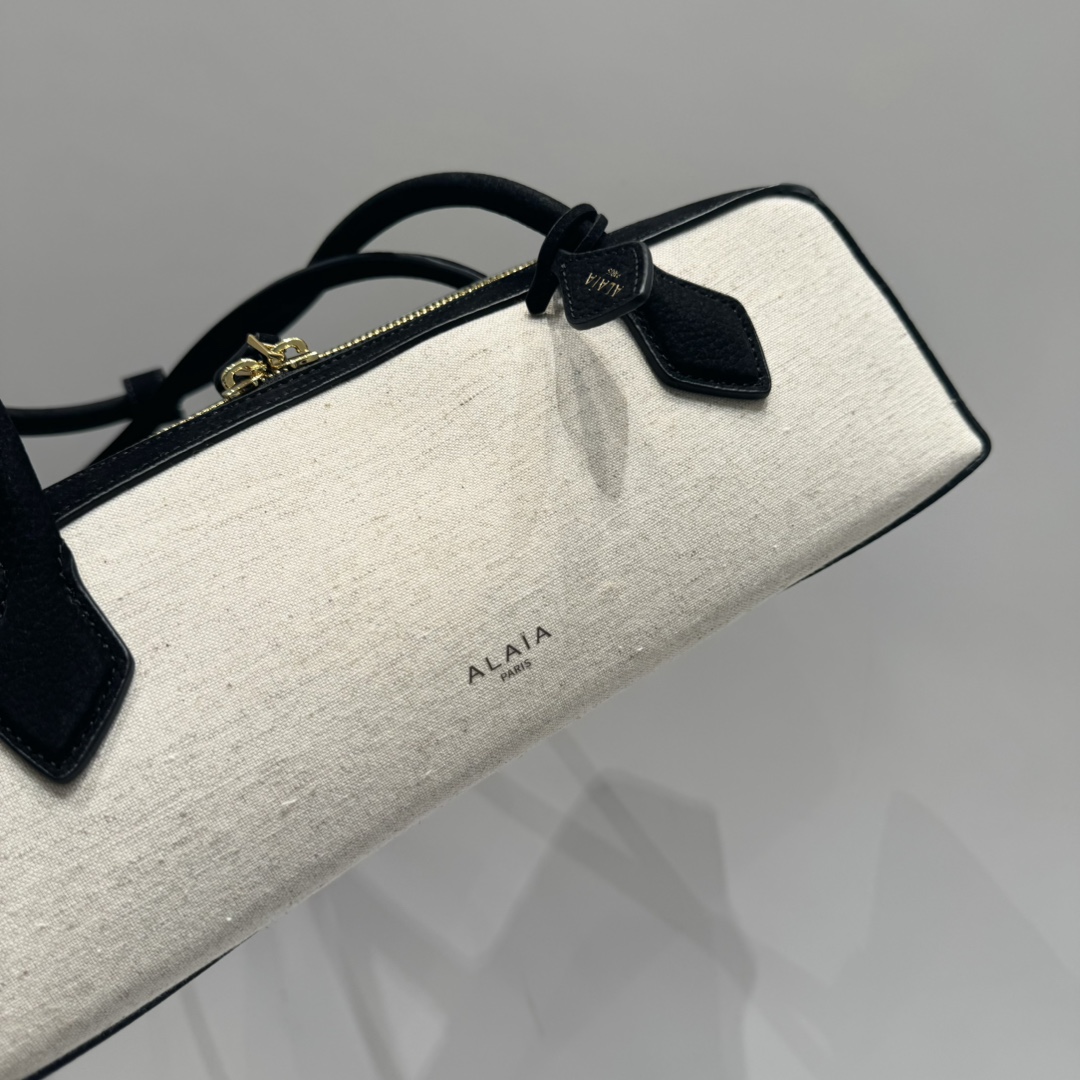 Alaia Le teckel sausage bag suede and canvas
It is favored by celebrities, celebrities and bloggers at home and abroad. It is irresistible. It is practical, durable, fashionable and has great texture. The whole bag is very delicate and cool. It has a high repeatability. It has become the most versatile bag for commuting.
size：32+10+13
original packaging photo 5