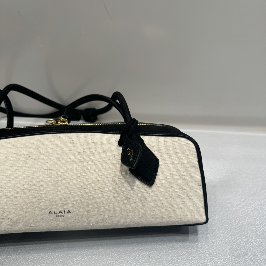 Alaia Le teckel sausage bag suede and canvas
It is favored by celebrities, celebrities and bloggers at home and abroad. It is irresistible. It is practical, durable, fashionable and has great texture. The whole bag is very delicate and cool. It has a high repeatability. It has become the most versatile bag for commuting.
size：32+10+13
original packaging photo 6